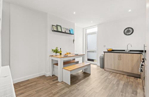 Swadlincote House | Modern & Cosy 2-BR House in Donisthorpe