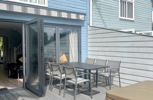 South Cerney House | Modern Cotswold Home w/Hot Tub