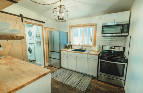 Fruitdale Cottage | Modern cottage centrally located with private access to the Rogue River!