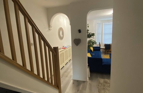 Slough House | Modern & Cozy Retreat near Heathrow & Central Slough