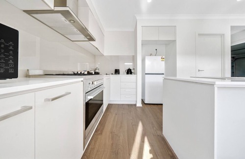 Berwick House | Modern Cozy Retreat, Park, Mall!