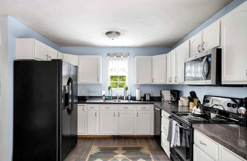 Luray Cabin | Modern decor, Hot Tub, Fire Pit & River Access!