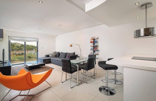 Għadira Condo | 🌴 Modern designer apartment in sunny Mellieħa Bay! Enjoy sea views, stylish comfort, and nearby beaches like Golden Bay & Comino — perfect for a relaxing family getaway 🏖️✨