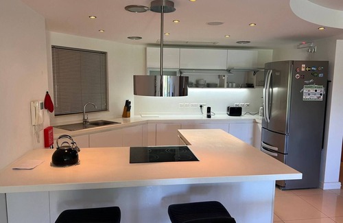 Għadira Condo | 🌴 Modern designer apartment in sunny Mellieħa Bay! Enjoy sea views, stylish comfort, and nearby beaches like Golden Bay & Comino — perfect for a relaxing family getaway 🏖️✨