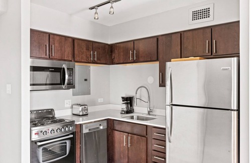 Edgewater Beach Apartment | Modern Edgewater 1BR w/Gym, Deck & Lounge, 5 blocks to L, by Blueground
