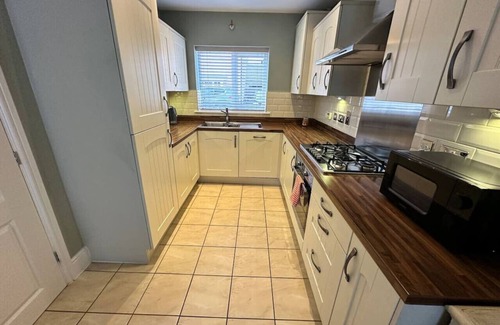 Peterborough House | Modern Escape | Hot Tub | 4-Car Parking