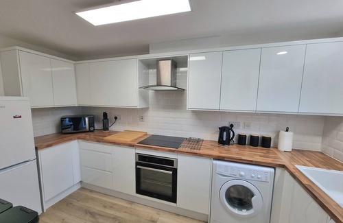 Coventry House | Modern Executive House WiFi Parking Coventry City Centre Sleeps 6.