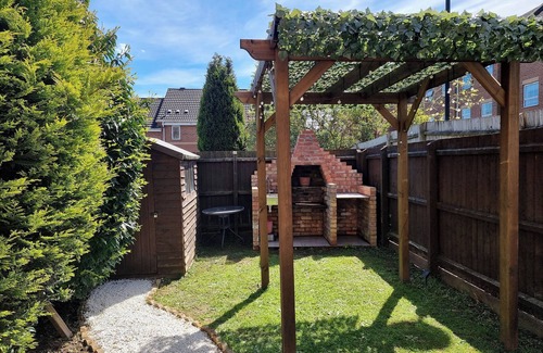 Coventry House | Modern Executive House WiFi Parking Coventry City Centre Sleeps 6.