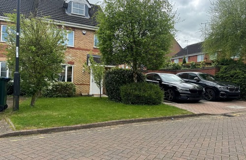 Coventry House | Modern Executive House WiFi Parking Coventry City Centre Sleeps 6.