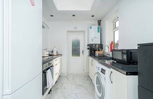 Hatfield Apartment | Modern Family-Friendly 4 Bedroom Apartmentn-Sleeps 11 in Style