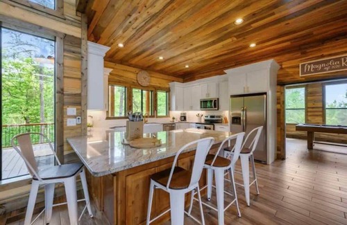 Golden Cabin | Modern Farmhouse - Arcades - Hot Tub