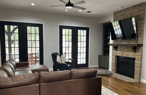 Bowie House | Modern Farmhouse for Large Family on 5 acres! Mins from Lake, Ponds & Kayaking
