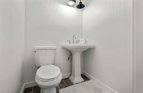 Shelton Other | Modern farmhouse in Shelton with WiFi, 4 bedrooms, lake & hiking nearby!