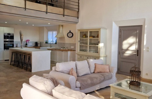 Uzes Villa | Modern farmhouse in Uzés, heated swimming pool, sauna jacuzzi and gym