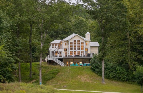 Waverly Ski Chalet | Modern Farmhouse Style Chalet with amazing Kentucky Lake views - Dock, Hottub and Firepit!