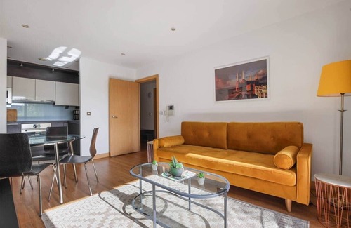 Highbury West Apartment | Modern Flat for 4 with Balcony - Next To Station