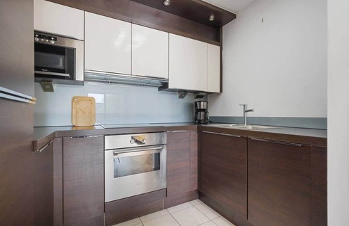 Highbury West Apartment | Modern Flat for 4 with Balcony - Next To Station