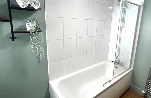 Rushmoor District Apartment | Modern Flat in Aldershot- sleeps 4