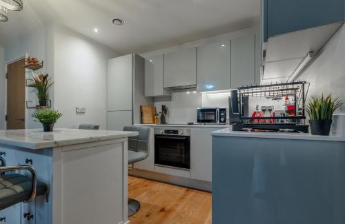 Bristol Floating Harbour Apartment | Modern flat w/balcony & projector cinema