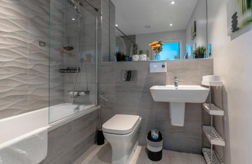 Bristol Floating Harbour Apartment | Modern flat w/balcony & projector cinema