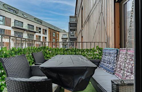 Bristol Floating Harbour Apartment | Modern flat w/balcony & projector cinema