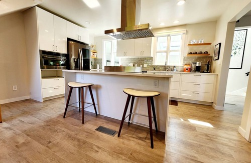 Crown Hill House | Modern Fully Remodeled, Relaxing Garden w/Outdoor Sauna, 3BR in Ballard