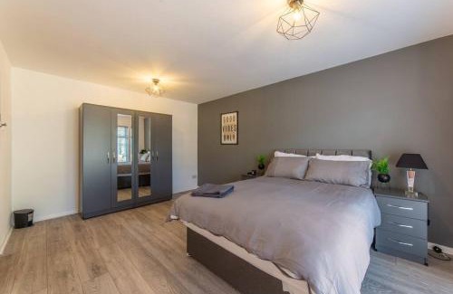 Cwmbran Apartment | Modern Fully Renovated 4 Bedroom