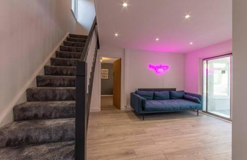 Cwmbran Apartment | Modern Fully Renovated 4 Bedroom