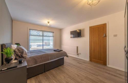 Cwmbran Apartment | Modern Fully Renovated 4 Bedroom