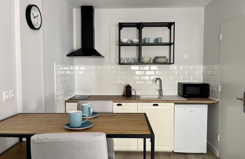 Capuchinos Apartment | Modern, functional studio 15 min from center with Wi-Fi and air conditioning