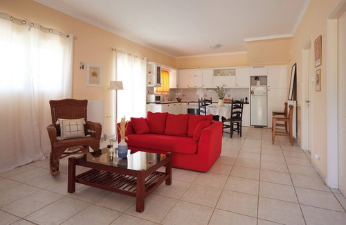 Kato Samiko Apartment | Modern garden flat close to beach