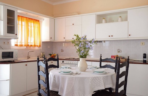 Kato Samiko Apartment | Modern garden flat close to beach