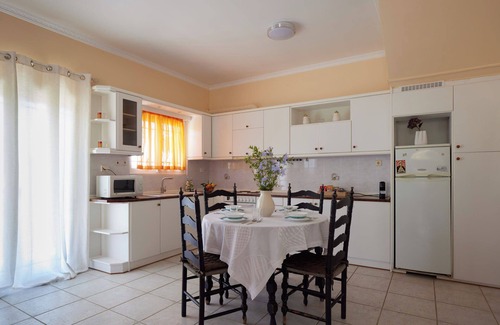 Kato Samiko Apartment | Modern garden flat close to beach