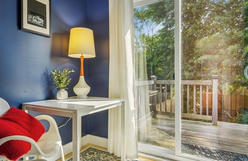 The Heights House | Modern Getaway - Near NYC - Walk to PATH Train