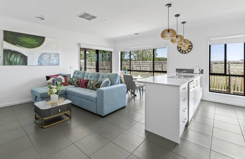 Officer House | Modern Holiday Home VIC Officer 5BR WiFi Parking