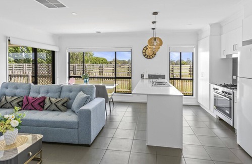 Officer House | Modern Holiday Home VIC Officer 5BR WiFi Parking
