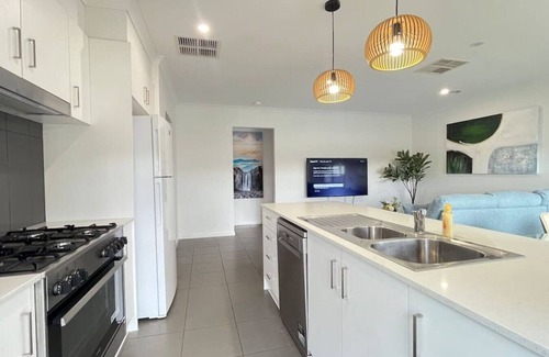 Officer House | Modern Holiday Home VIC Officer 5BR WiFi Parking