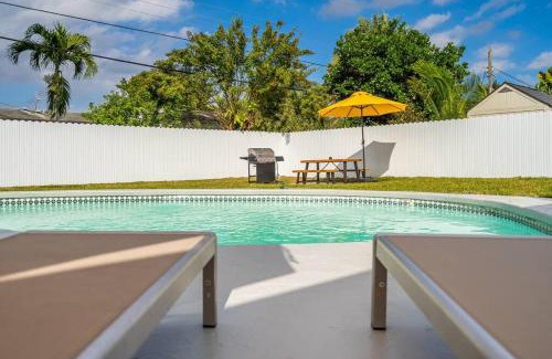 Driftwood House | Modern Home 3 Bedrooms with Pool, 18 minutes to Ocean