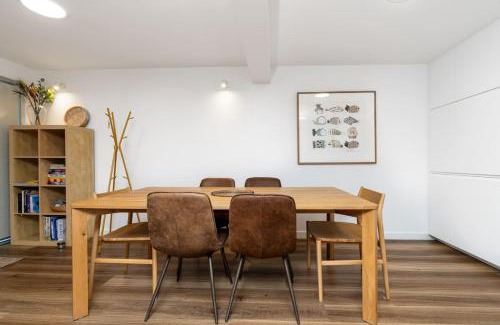 Deakin House | Modern Home in Deakin Medical Precinct - Hosted by Canstay