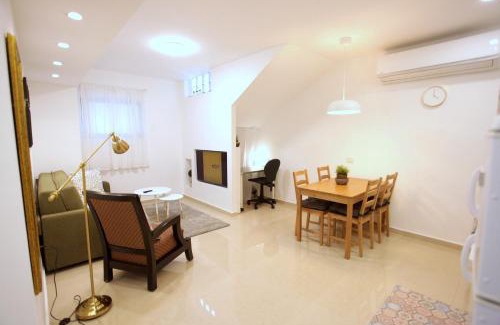 Nachlaot Apartment | Modern Home In The Heart of Nachlaot