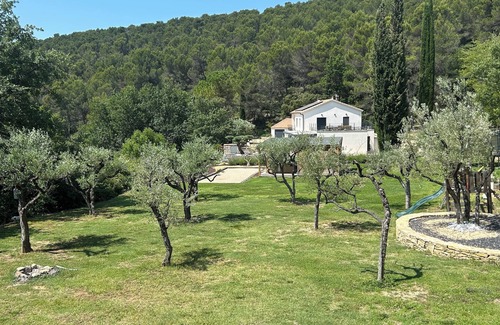 Vaison-la-Romaine House | Modern home located in valley surrounded by great vines