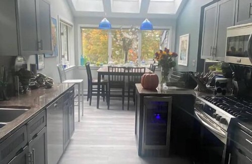 Hampton House | Modern Home-Near Beach/w lg Stylish Patio & HotTub, Fire Tables & Outdoor Dining