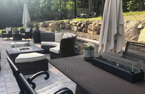 Hampton House | Modern Home-Near Beach/w lg Stylish Patio & HotTub, Fire Tables & Outdoor Dining