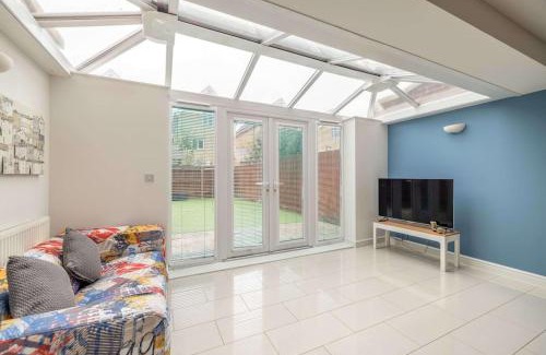 Langley Marish House | Modern Home - Slough, Heathrow, Pinewood - Parking