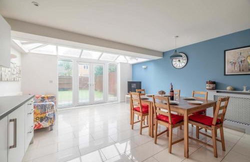 Langley Marish House | Modern Home - Slough, Heathrow, Pinewood - Parking