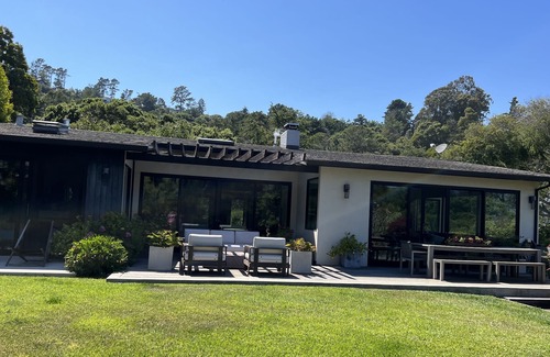 Tiburon House | Modern home w/massive yard + firepit! Neighborhood beach, dock, and sport court!