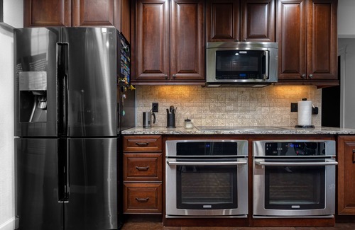 Stratford House | Modern home with hot tub/pool/wifi/office +