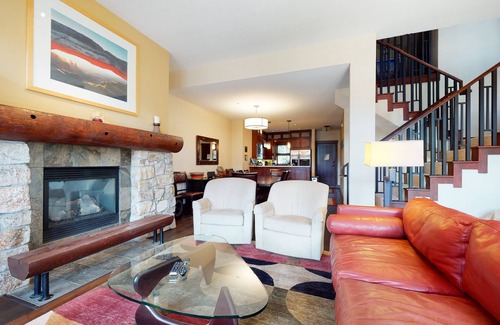 Mammoth Lakes House | Modern Home with Mountain Views. Private Hot Tub, Gas Grill & Washer/Dryer