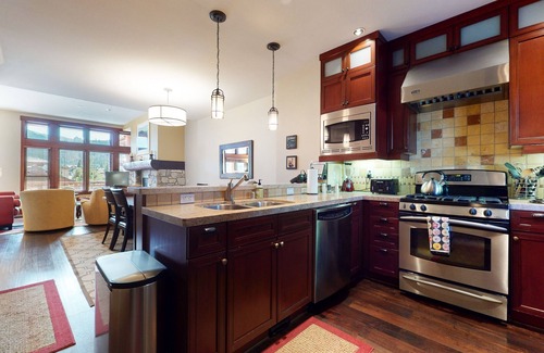 Mammoth Lakes House | Modern Home with Mountain Views. Private Hot Tub, Gas Grill & Washer/Dryer
