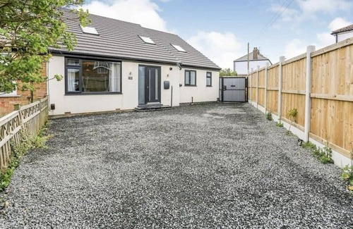 Harrogate House | Modern house sleeps 10, cinema/games room, hot tub